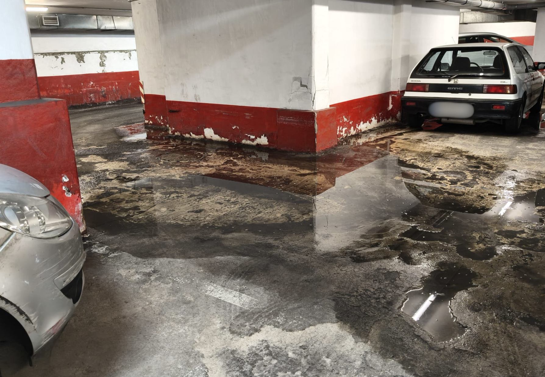 El garaje del edificio Brisamar, anegado de agua.