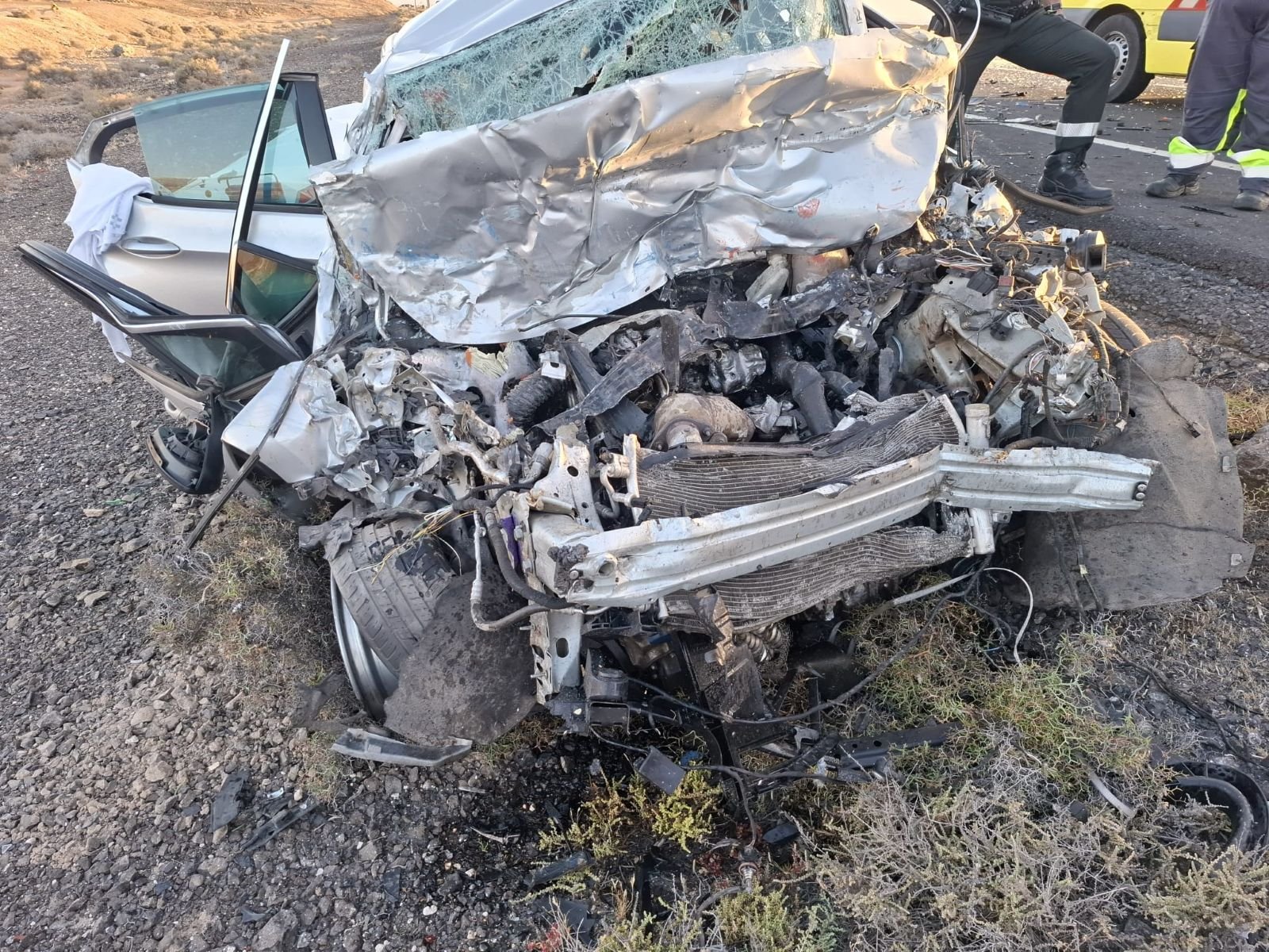 Choque entre una guagua y un coche Choque entre una guagua y un coche