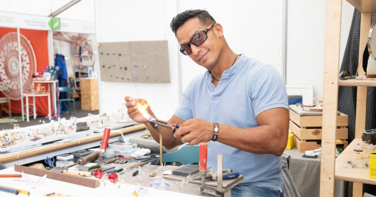 Alfredo Pineda: Master of Woven and Sculpted Glass in Lanzarote – “It’s Like Drawing in the Air”