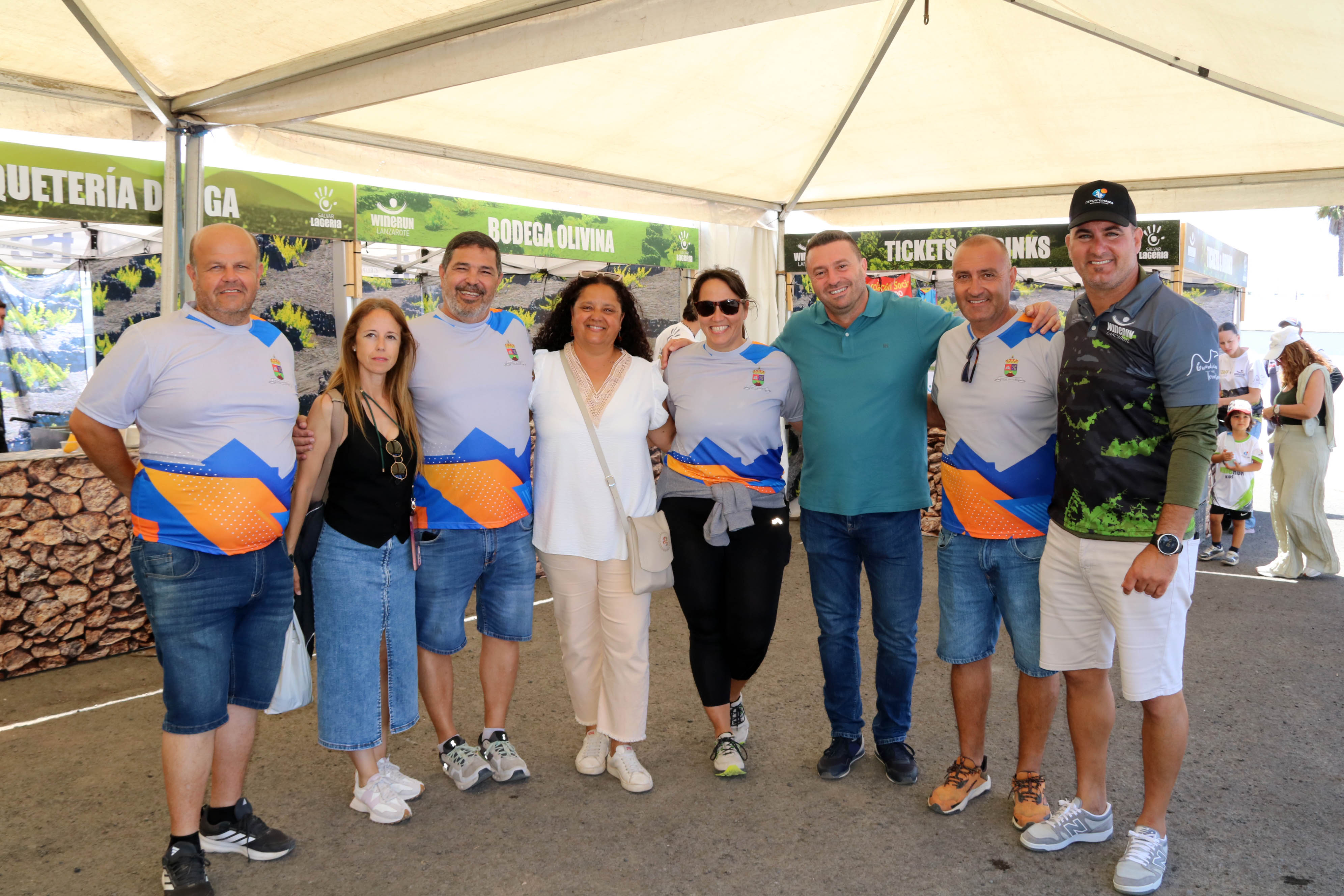 El alcalde y varios ediles junto a trabajadores del área de Deportes de Yaiza El alcalde y varios ediles junto a trabajadores del área de Deportes de Yaiza