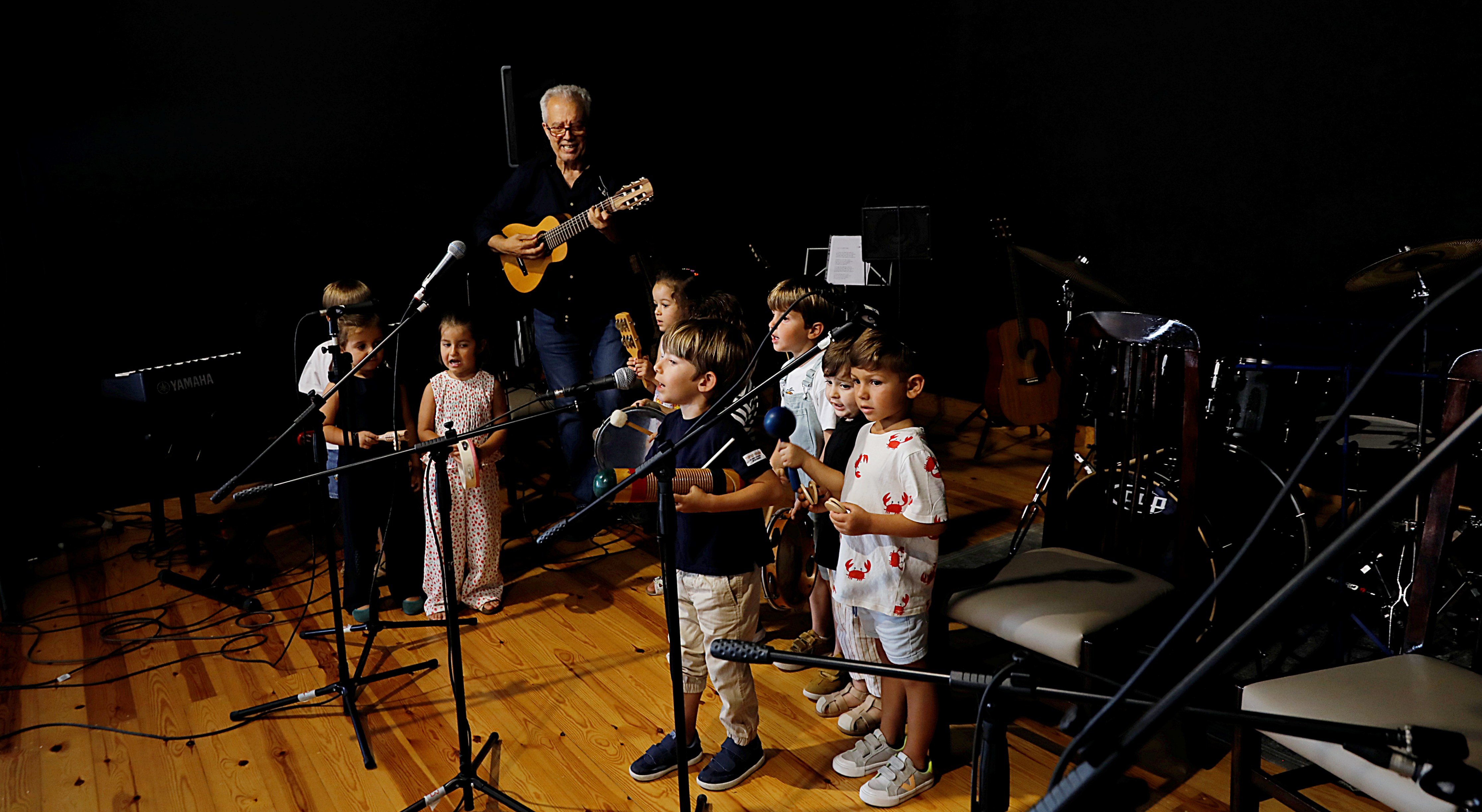 Concierto de fin de curso de la Escuela de Música Toñín Corujo Concierto de fin de curso de la Escuela de Música Toñín Corujo
