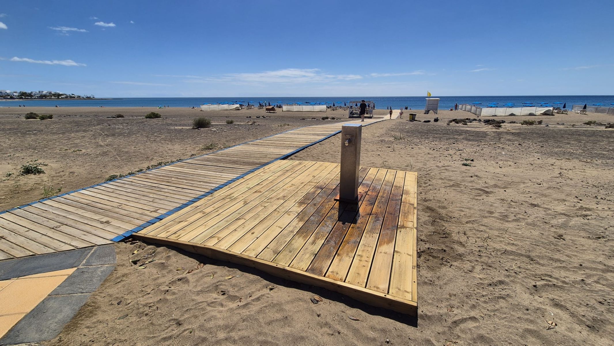 Una de las duchas en una playa de Puerto del Carmen