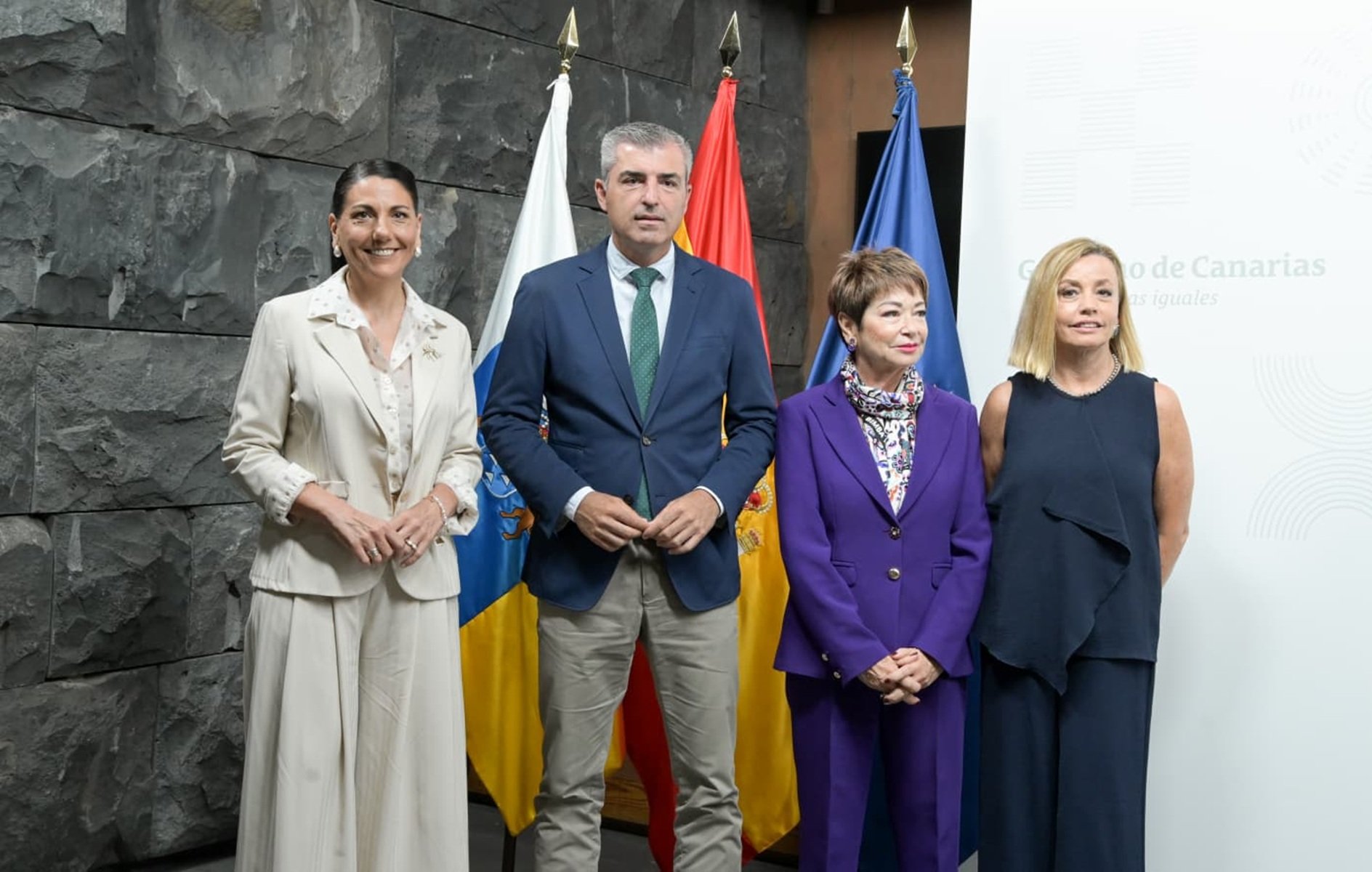 Foto de familia tras la firma del protocolo de colaboración