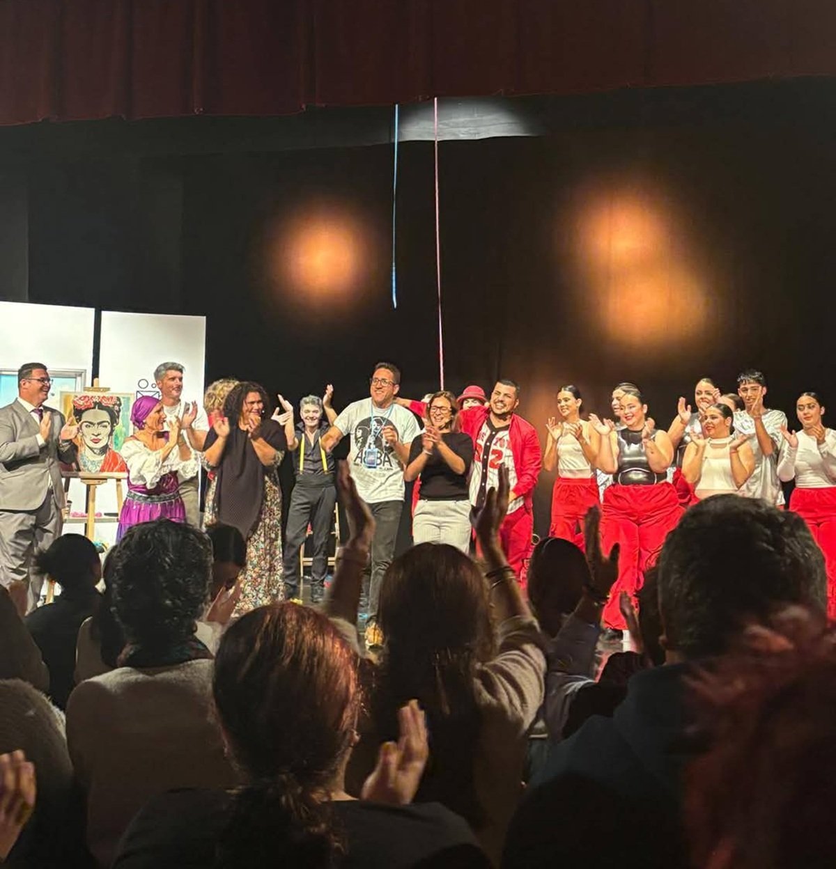 Daniel Moisés junto a parte del elenco de D&M