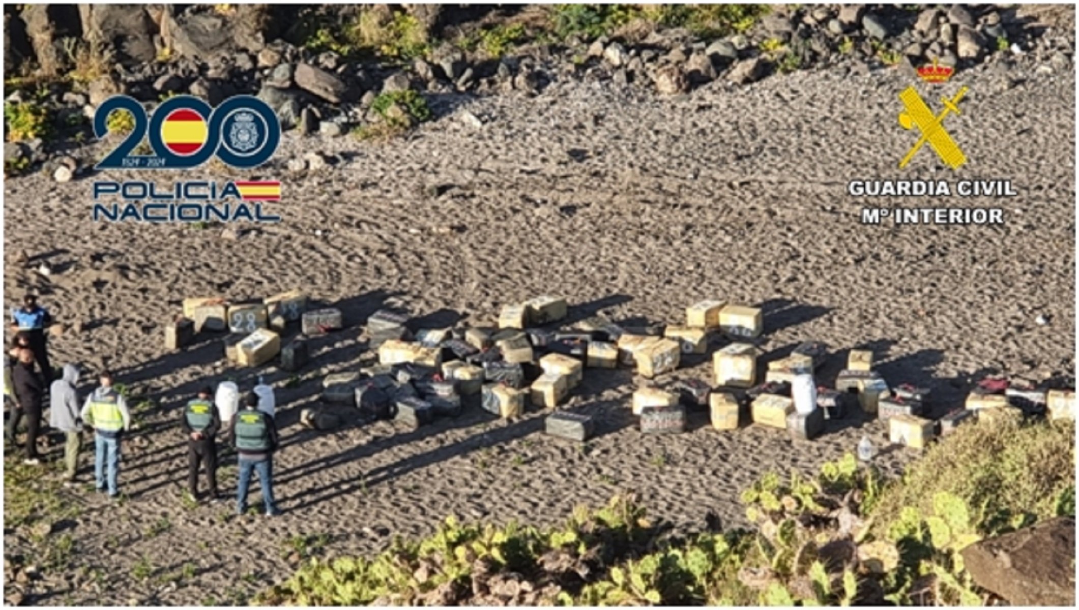 Fardos en una playa de Canarias. Foto: GC y Policía Nacional.