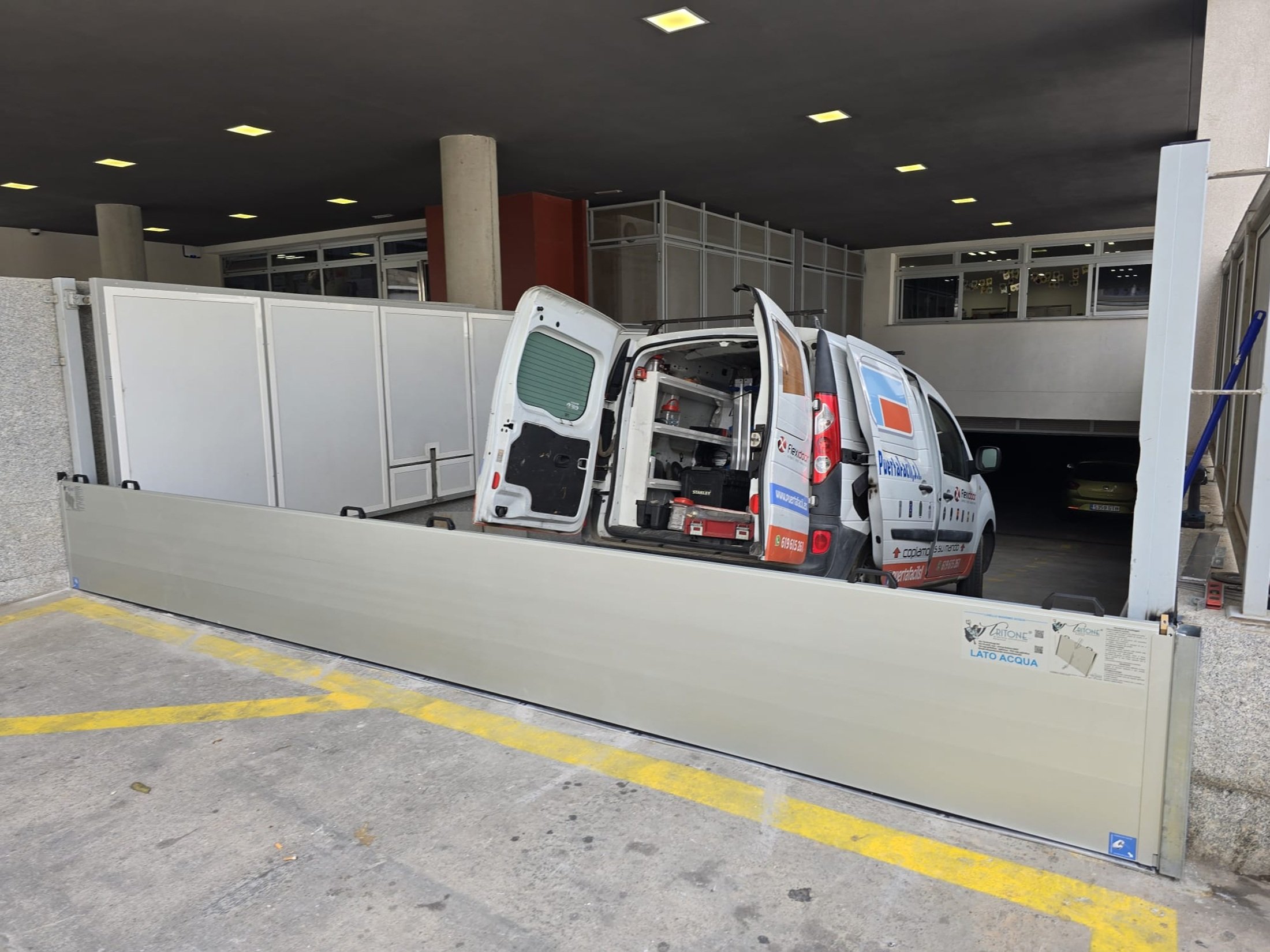 Compuerta instalada para evitar inundaciones en el CEIP La Destilafff