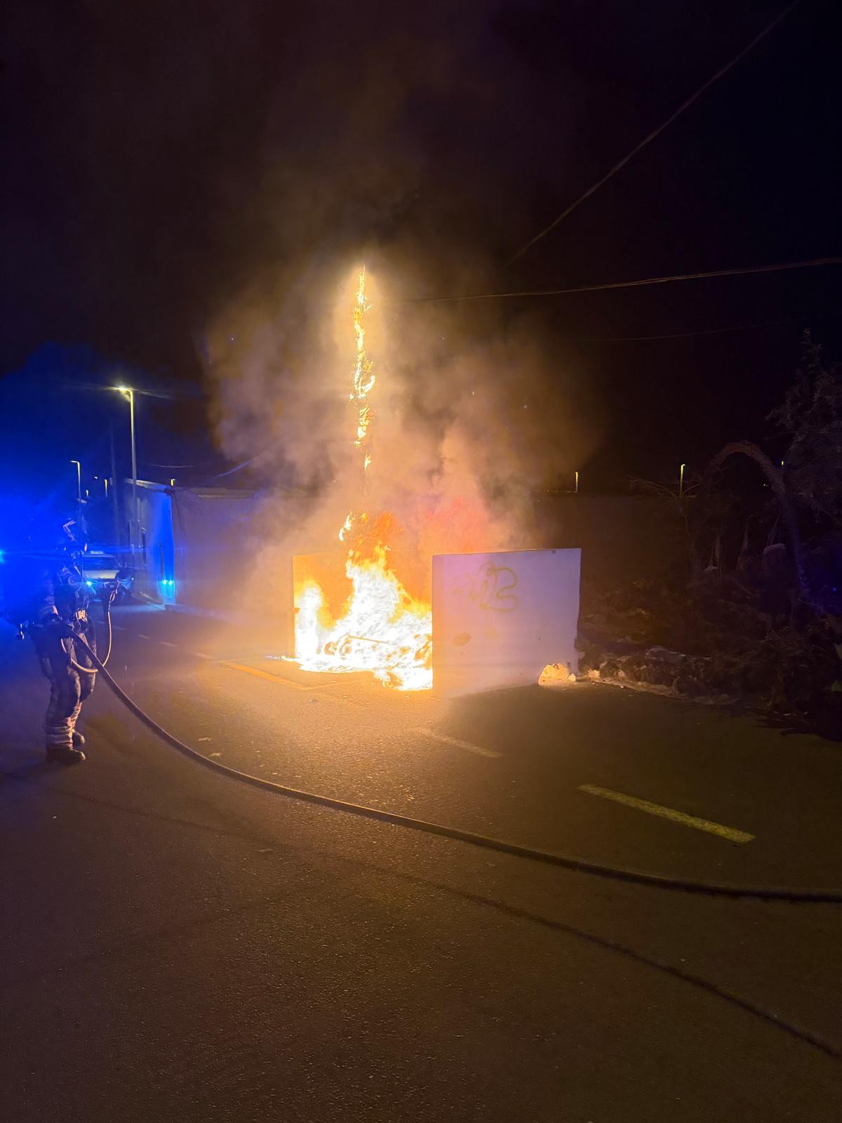 Incendio de contenedores y de un poste en San Bartolomé. 