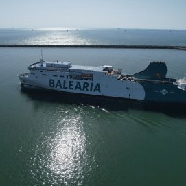 Buque de Balearia, compañía que une Huelva y Canarias