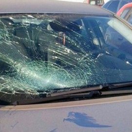 Vuelve a aparecer destrozada la luna del coche del concejal del PP Roberto Herbón