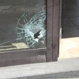 Fuerzan la puerta de un comercio en Arrecife y roban un vehículo, 500 euros y varios móviles