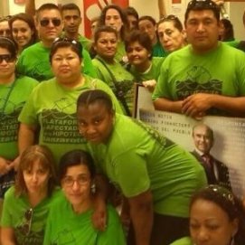 La Plataforma de Afectados por la Hipoteca ocupa el Banco Santander para tratar de paralizar un desahucio en Arrecife