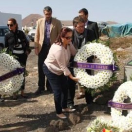 Una ofrenda floral recuerda a los 25 inmigrantes fallecidos en la tragedia de Los Cocoteros