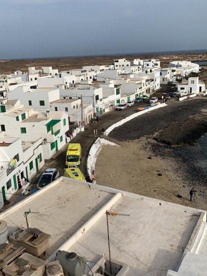 Asistencia a los inmigrantes llegados en patera a Caleta de Caballo 