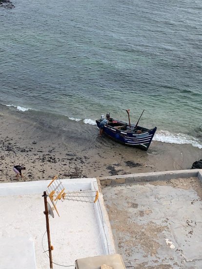 Asistencia a los inmigrantes llegados en patera a Caleta de Caballo 