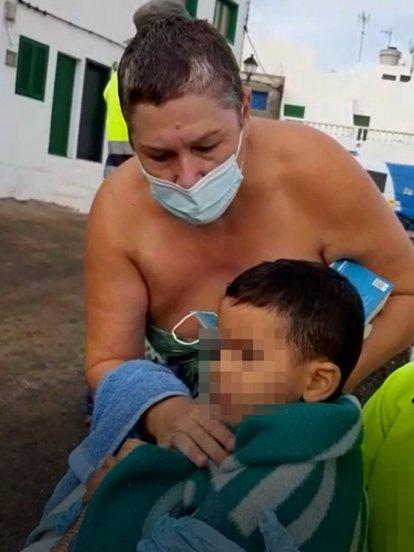 Asistencia a los inmigrantes llegados en patera a Caleta de Caballo 