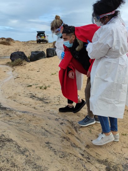 LLega una patera al Charco del Palo. Fotos: Sergio Betancort