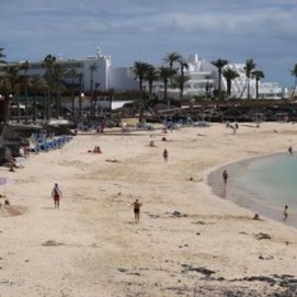 Casi 30.000 turistas siguen en Lanzarote y Ryanair ha continuado trayendo pasajeros a la isla