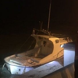Los bomberos intervienen por un barco que se había soltado por el temporal en Arrecife