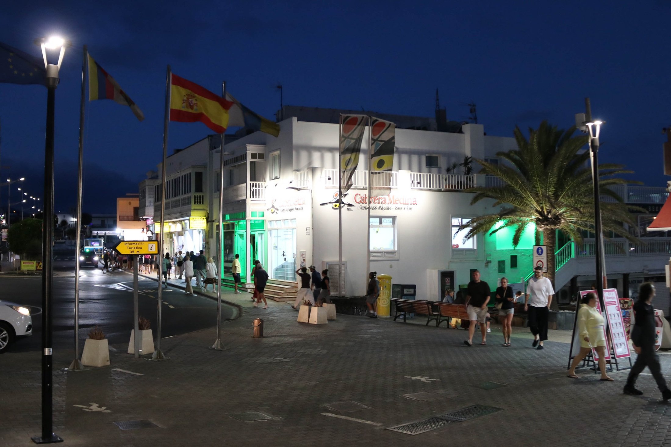 Imagen nocturna de la renovación de las farolas
