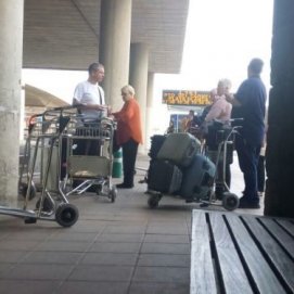 Continúan las quejas por la falta de taxis en el aeropuerto de Lanzarote
