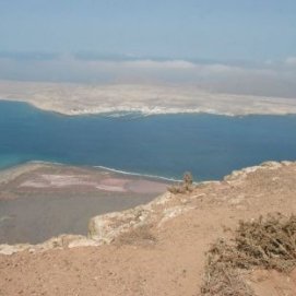 El parapentista que cayó al mar en Lanzarote, rescatado ileso por el barco que viaja habitualmente a La Graciosa