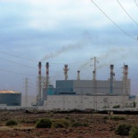 Una excavadora provoca un corte de luz en Costa Teguise de dos horas