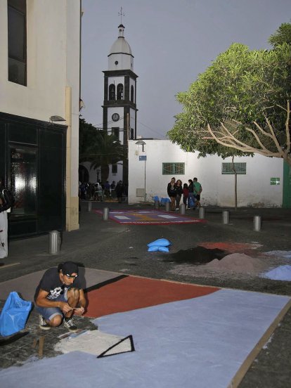 Elaboración de alfombras de sal en Arrecife