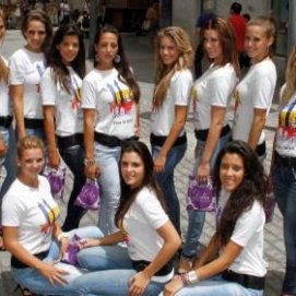Las candidatas a Miss Arrecife y Reina de las Fiestas San Ginés 2011 pasean su belleza por la calle Real y llevan sus ofrendas a Cáritas