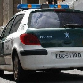 Un joven intenta atracar un banco de Puerto del Carmen con una katana y varios cuchillos