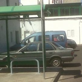 Una "barra" sustituye al banco que retiró el Ayuntamiento de la parada de guaguas de Titerroy, mientras crece la indignación vecinal