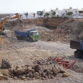 Corte de tráfico en el paso inferior de la Circunvalación de Arrecife que conecta las calles Taro y Triana