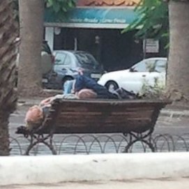 La cruda estampa de la crisis: Una pareja duerme en un banco de Arrecife pese a la lluvia