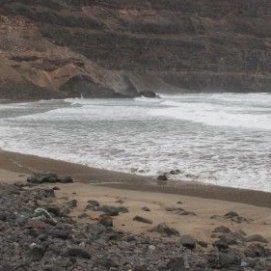 Herido leve un parapentista tras caer a la playa de La Cantería en Órzola