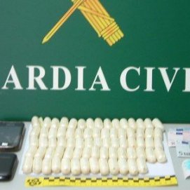 La Guardia Civil detiene a un hombre en el aeropuerto de Lanzarote que portaba en su cuerpo 73 bellotas supuestamente de cocaína
