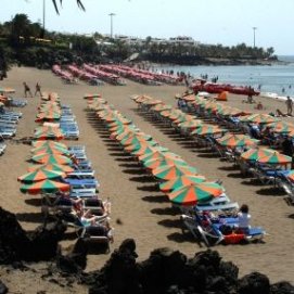 Personas en la playa en una imagen de archivo en Lanzarote