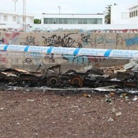 Aparece el cadáver de una persona tras extinguir un incendio en una caravana en Arrecife
