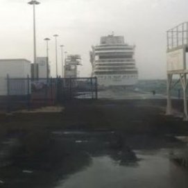 Un buque con material para el rodaje de la película de Ron Howard suspende su entrada al puerto de Arrecife