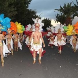 Carrozas y grupos carnavaleros invaden la Vía Medular de Arrecife