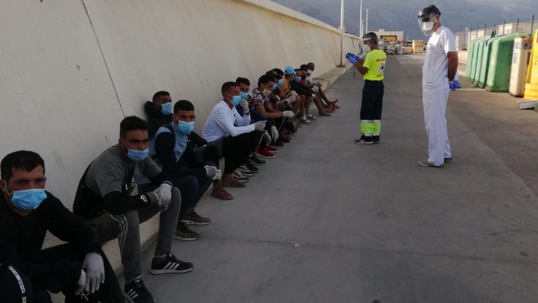 Llega una patera a La Graciosa con 19 inmigrantes
