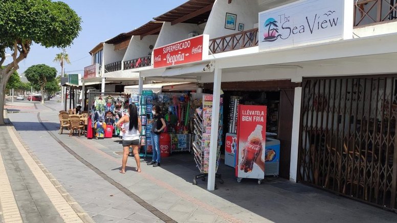 Avenida de Puerto del Carmen con negocios cerrados por la crisis del coronavirus