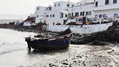 Asistencia a los inmigrantes llegados en patera a Caleta de Caballo 