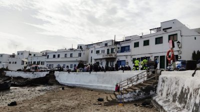 Asistencia a los inmigrantes llegados en patera a Caleta de Caballo 