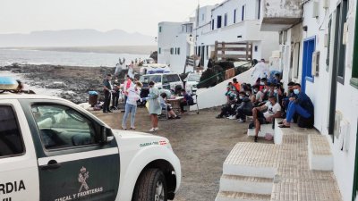 Asistencia a inmigrantes llegados en patera a Caleta de Caballo 