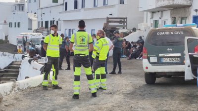 Asistencia a los inmigrantes llegados en patera a Caleta de Caballo 