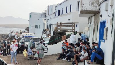 Asistencia a inmigrantes llegados en patera a Caleta de Caballo