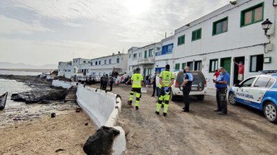 Asistencia a los inmigrantes llegados en patera a Caleta de Caballo 