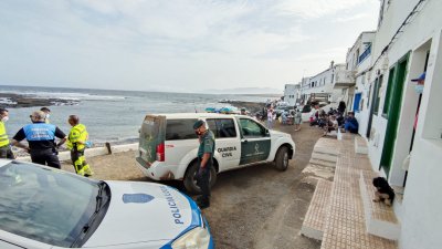 Asistencia a los inmigrantes llegados en patera a Caleta de Caballo 