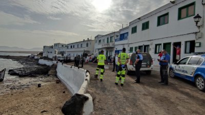 Asistencia a los inmigrantes llegados en patera a Caleta de Caballo 