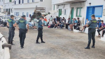 Todos los inmigrantes de la patera que llegó a Caleta Caballo dan negativo en coronavirus