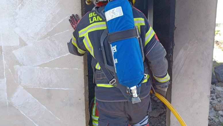 Bomberos en el incendio de la vivienda abandonada en Yaiza